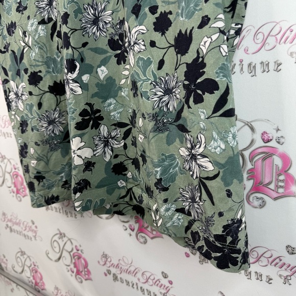 Simons t-shirt, half buttons, flowers polo Green Floral Button Down Shirt - Picture 3 of 12